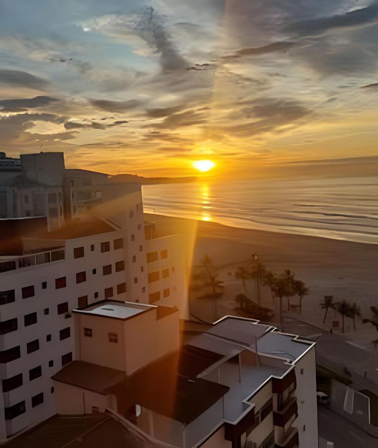 Em frente ao quiosque Ocian na praia, pé na areia - B&B