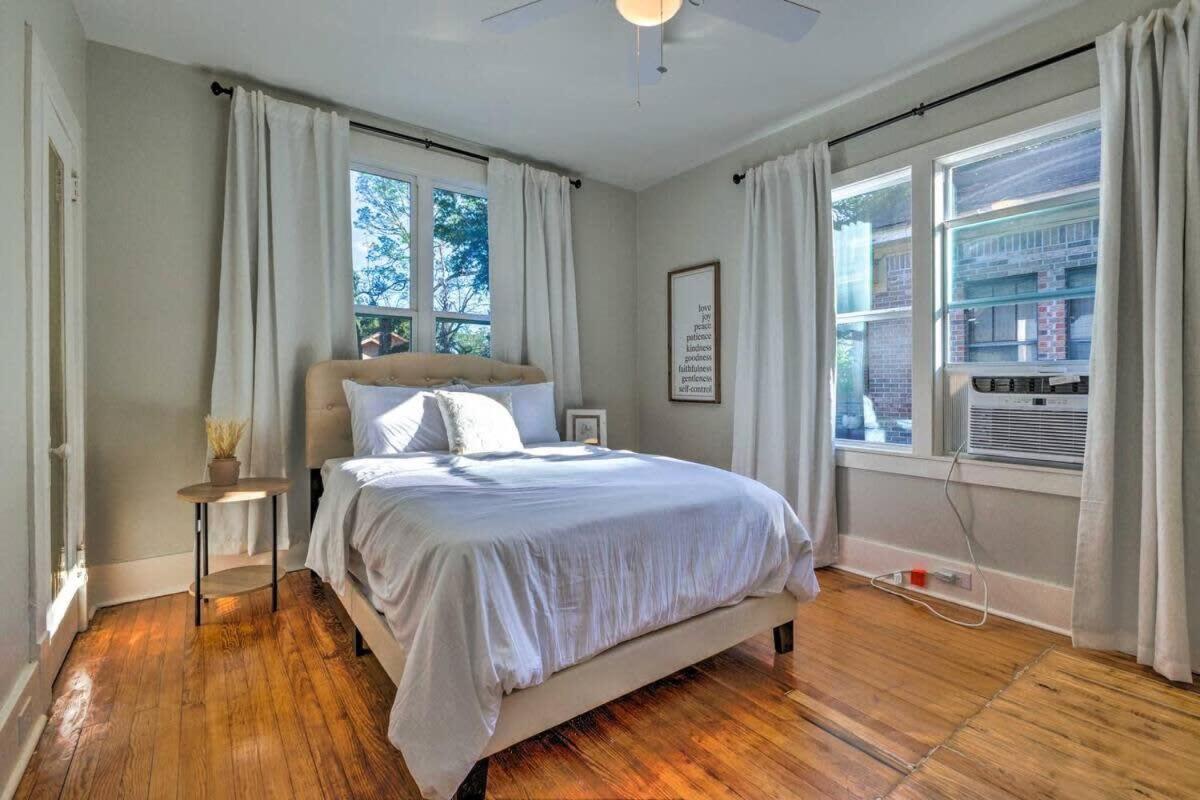 Modern Chateau Remodeled Home Close to Downtown - B&B