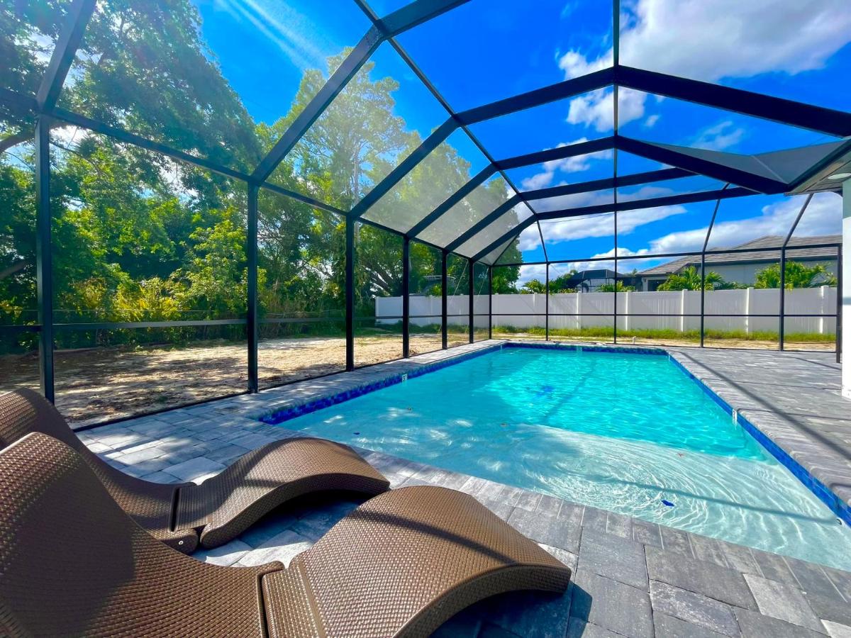 B&B Cape Coral - Modern Elegance Unwind in Style NEW Heated Pool Villa - Bed and Breakfast Cape Coral