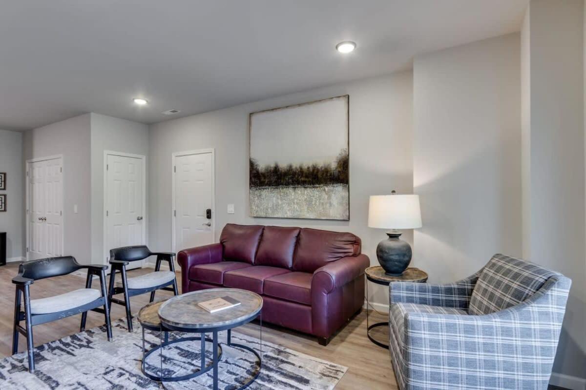 NEW Const Sleeps 6 Pool - close to Pkwy - B&B