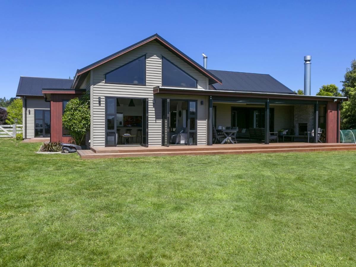 Lake Taupō Luxury Views with Spa Pool - B&B Taupo