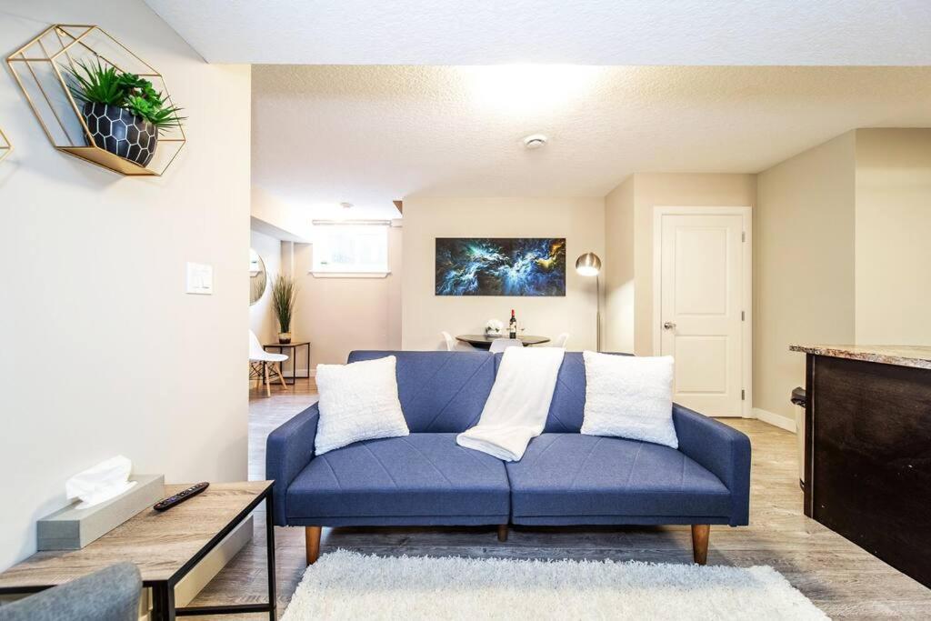 B&B Edmonton - Bright Modern Suite - Netflix - WiFi - Long Stays - Bed and Breakfast Edmonton