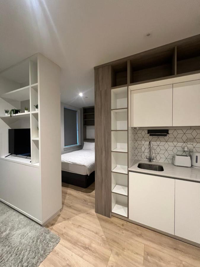 B&B New Bedfont - Voyager Haus Apartments, EV Charging Stations, London Heathrow Airport, LHR, Terminal 4, RE-Energise & GO - Bed and Breakfast New Bedfont