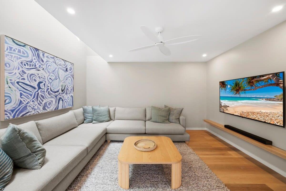 B&B Coolum Beach - Spacious 4-Bed Home Near Beach with BBQ - Bed and Breakfast Coolum Beach