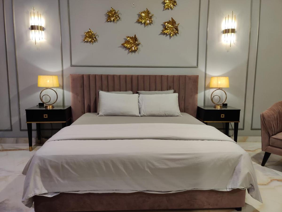 Elite,16 Bedrooms 16 bath Block 6 Gulshan-e-iqbal - B&B