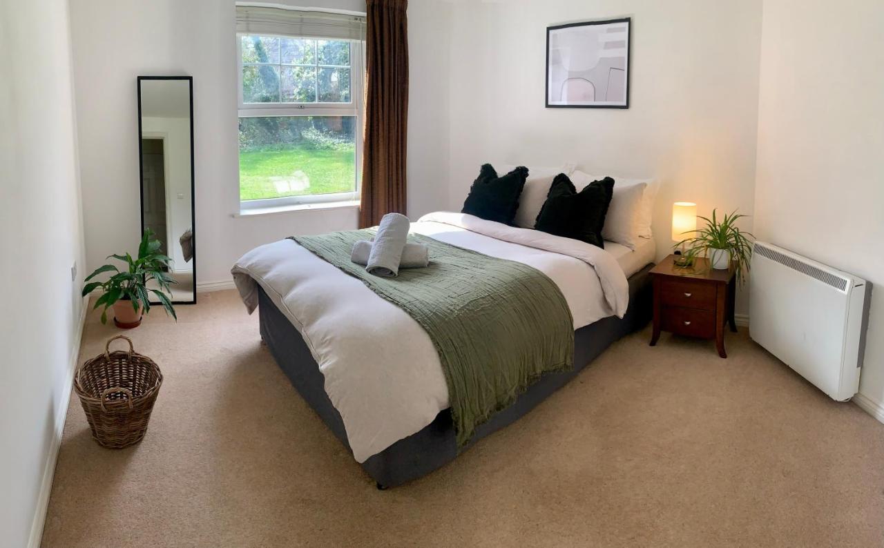 B&B London - Peaceful Garden View Apt. close to Central London - Bed and Breakfast London