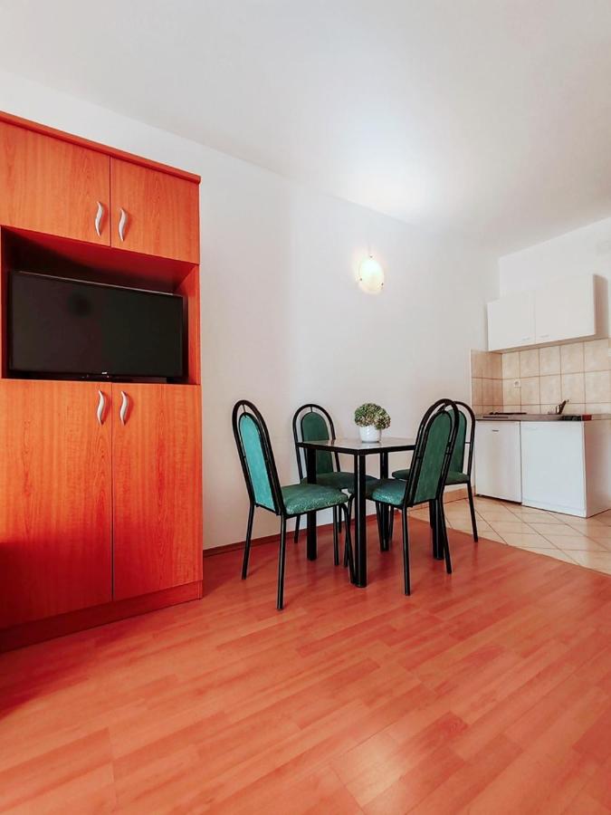 Estudio con vistas al jardín