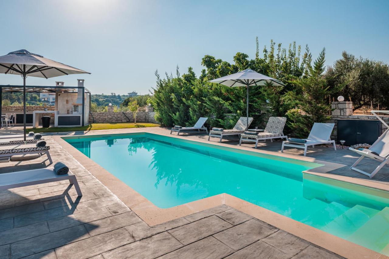 Villa Aris: A Serene Experience, 3BRs, Pool & Bbq - Ferienwohnung