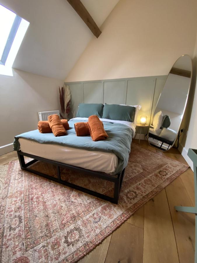 B&B Worcester - The Mews - Worcester City - Entire House - Gated - Self Check In - Free WIFI - 2 Doubles - Sleeps 6 - Cricket Club & Racecourse Close - Bed and Breakfast Worcester