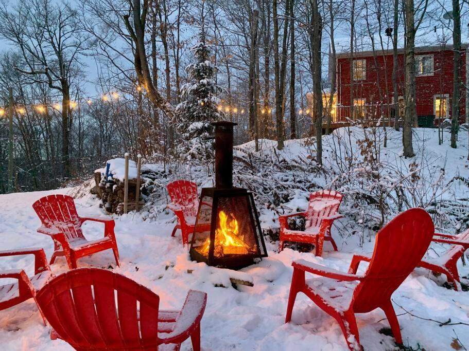 Nature retreat with HOT TUB and lake access & watercraft - Chambres d’hôtes Saint-Adolphe-d'Howard