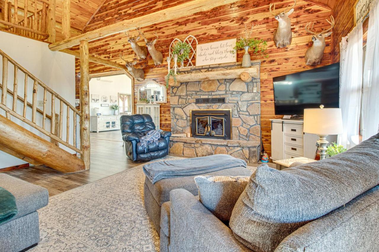 Expansive Mountain Home Rental with Yard and Fire Pit! - B&B Mountain Home