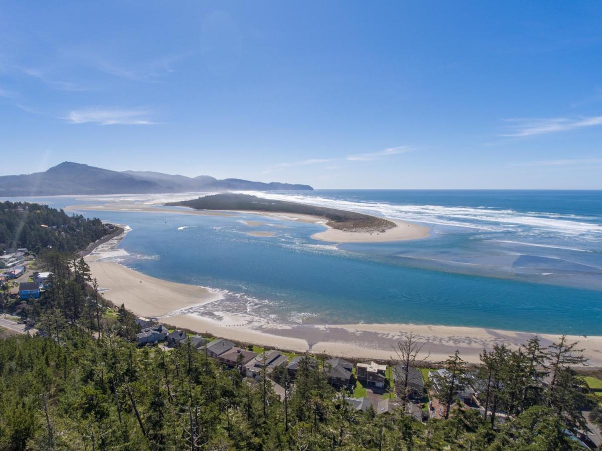 Shoreline Solace: Ocean View Townhouse Tillamook - B&B