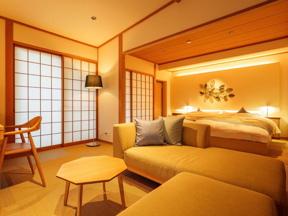 Standard Holloywood Twin Room with Open-Air Bath