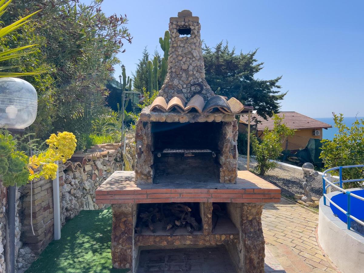Villetta vista mare con piscina, giardino e parcheggio privato - B&B