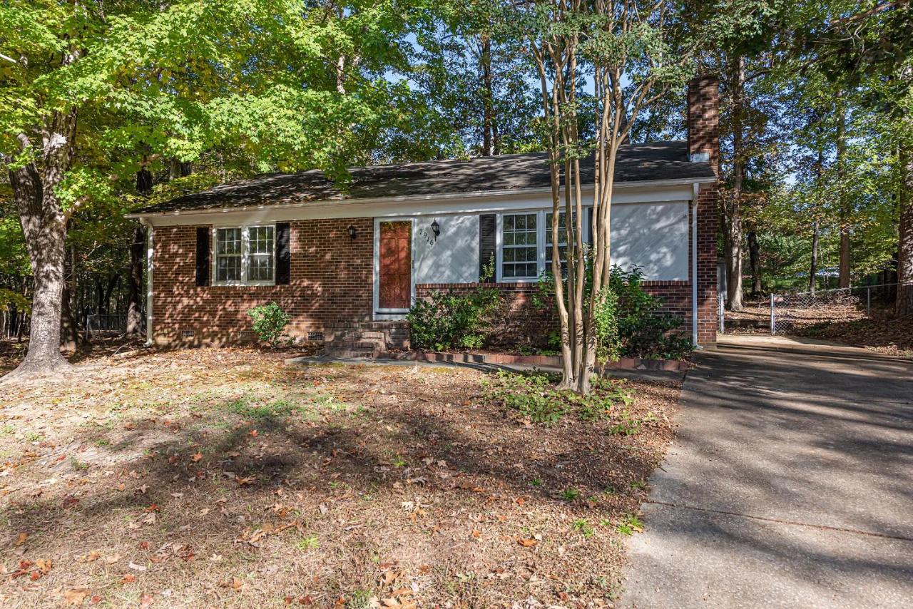 3BR Kid Friendly Fenced in Swingset - B&B Raleigh