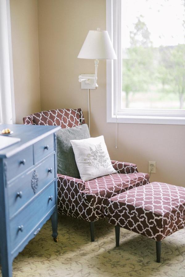 Corner Queen Room - Sage