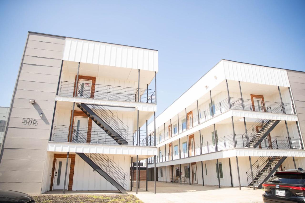 Chic Champagne 1BR1BA- Business & Long-Term Stays Central Dallas - Bed and Breakfast