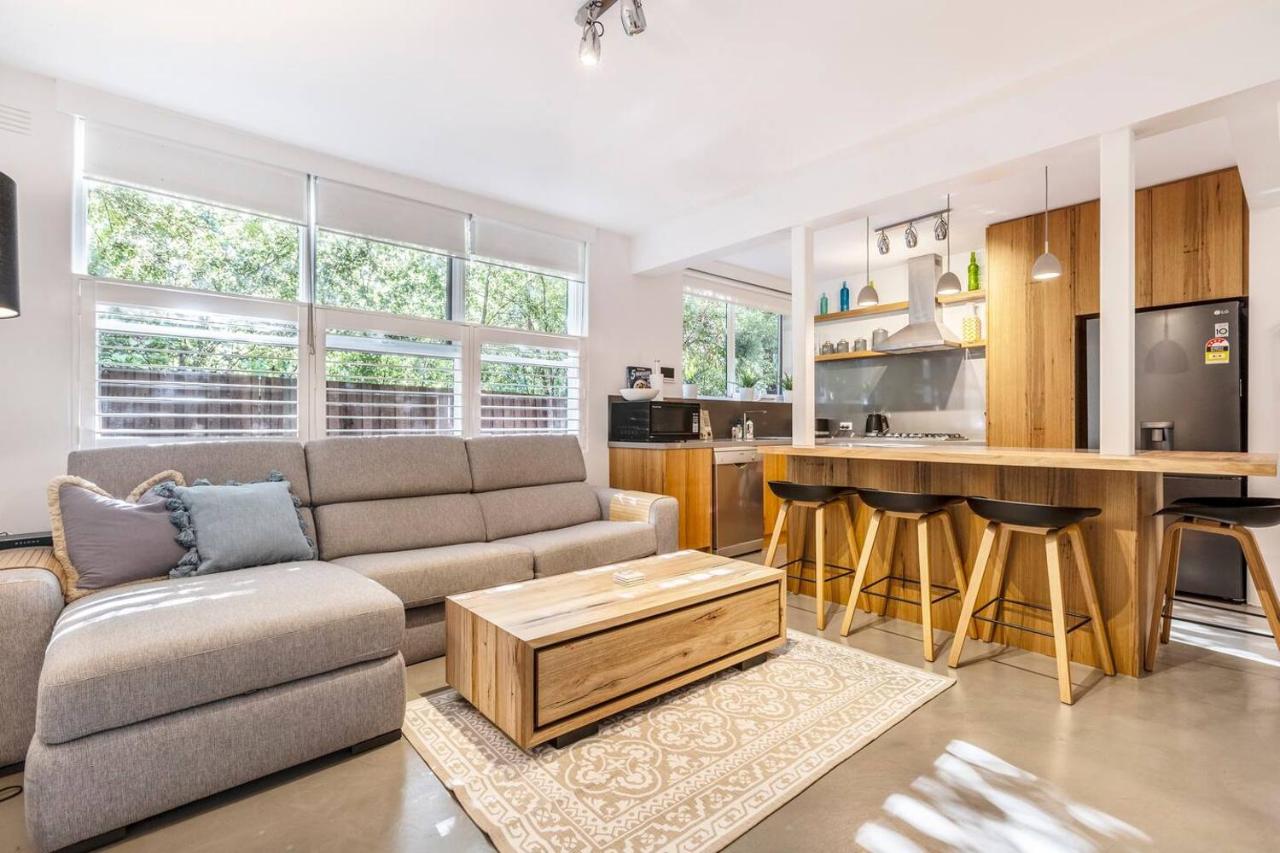 'Cedar Loft' Contemporary Comfort in Leafy St Kilda - Bed and Breakfast Melbourne