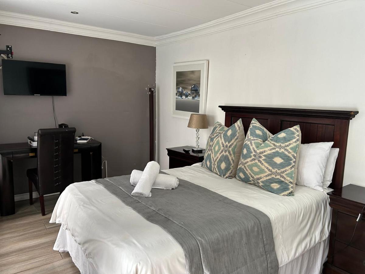 Zimmer mit Queensize-Bett und Poolblick