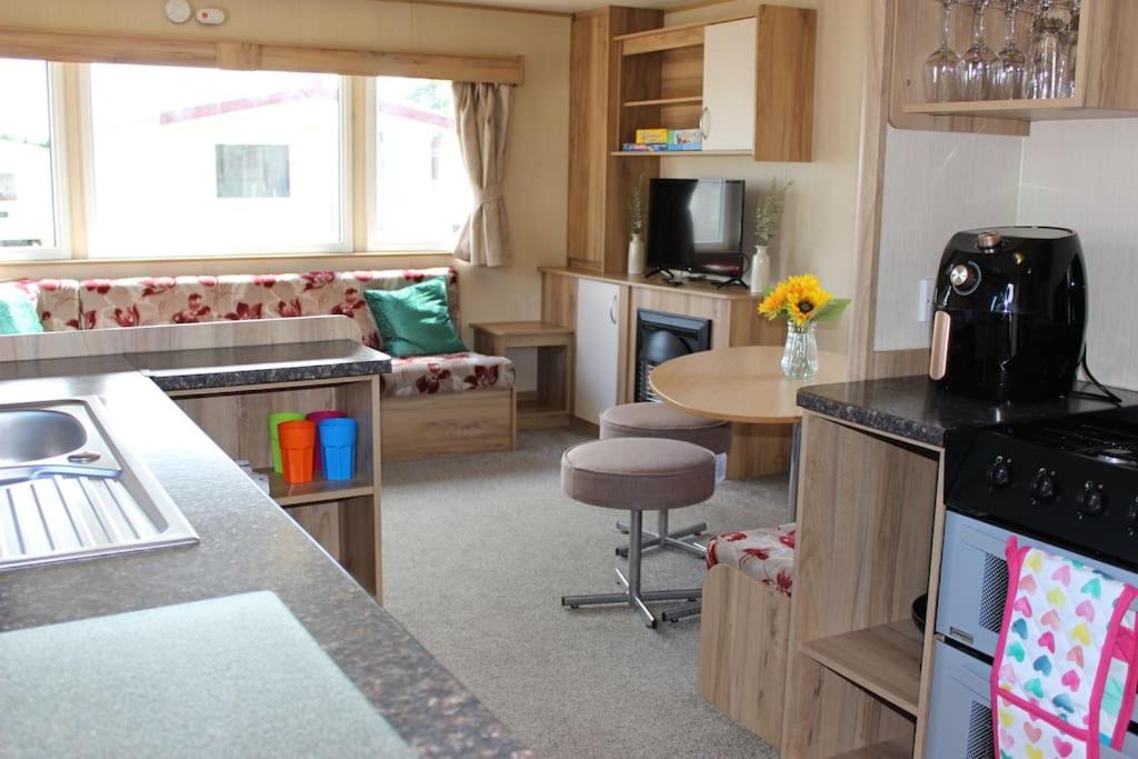 B&B Belton - Norfolk broads caravan sleeps 8 - Bed and Breakfast Belton