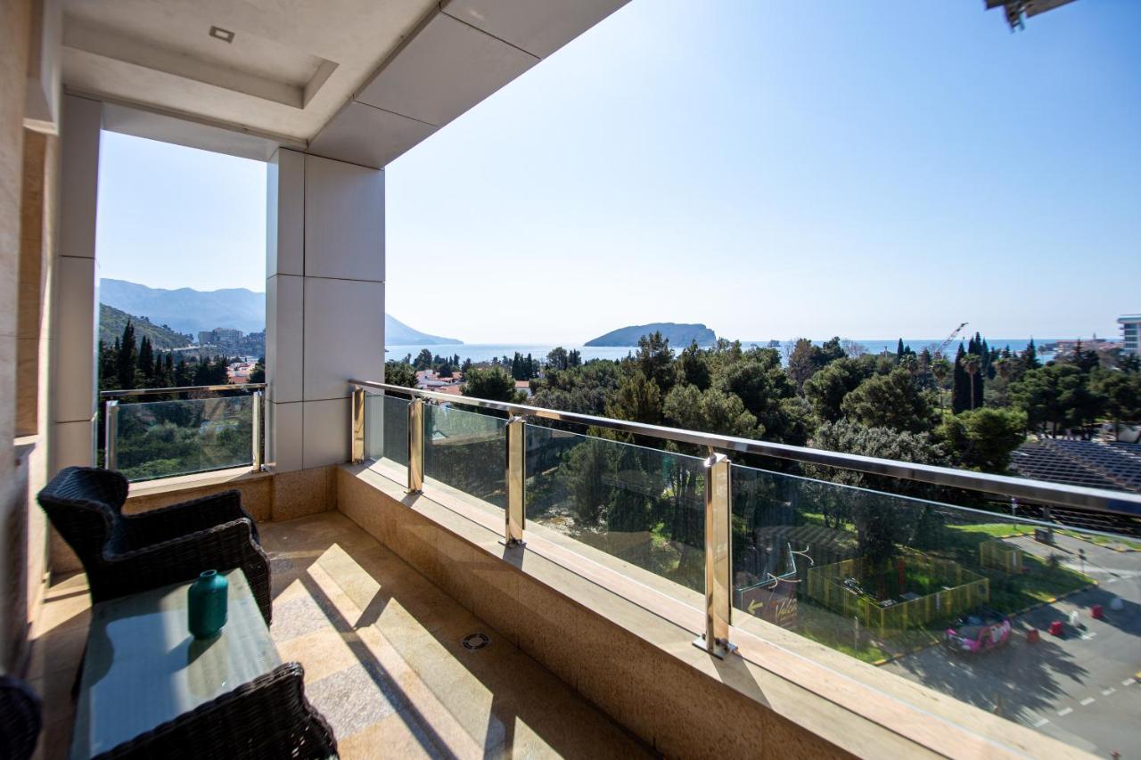 Adriatic Gem with Sea View Terrace - Ferienwohnung Budva