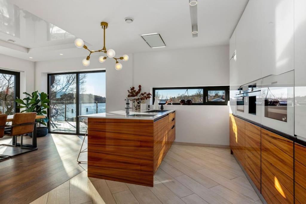Flott moderne hus langs elven! - Ferienwohnung
