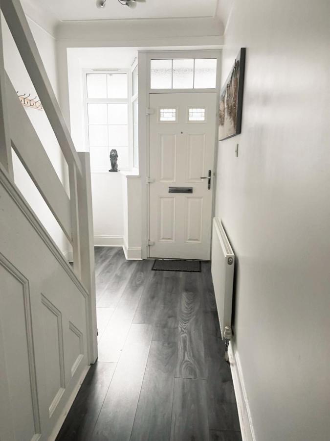 CLARK PROPERTY ESTATES l SOUTHEND ON SEA l 3 BEDROOM HOUSE WITH GARDEN l FREE STREET PARKING l 1X KING BED & 3 SINGLE BEDS l SHORT OR LONG TERM l - B&B