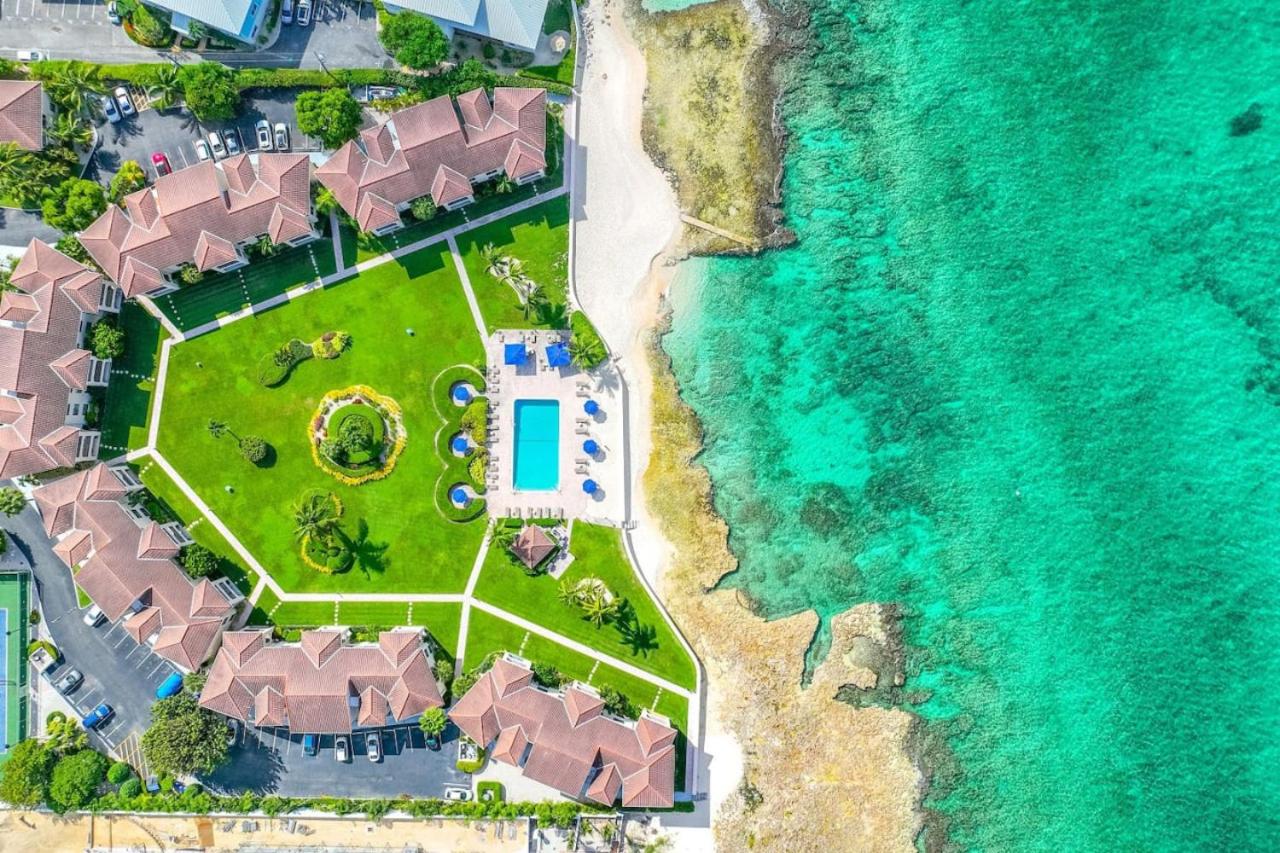 2 Bedroom Oceanfront Ground Floor Seven Mile Beach Condo - Chambres d'hôtes George Town