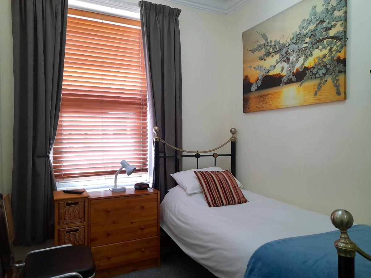 Chambre Simple avec Toilettes Communes
