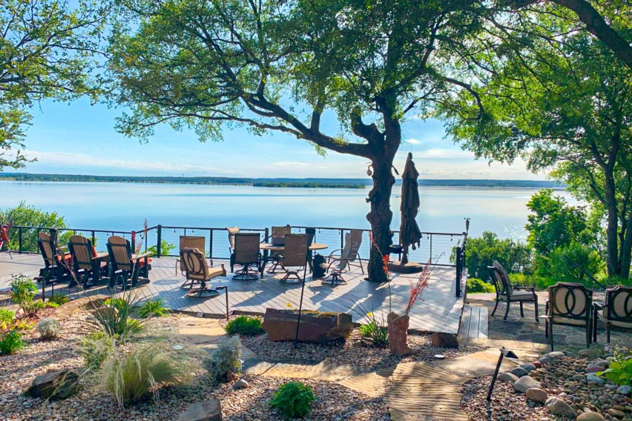 Lakefront Estate: Stunning Views, Deck, Bar & Dock - B&B Runaway Bay