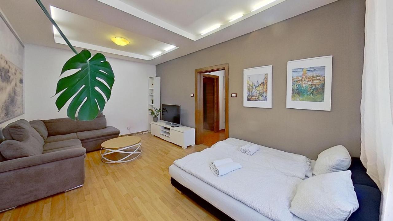 B&B Bratislava - 2BR APT with free garage parking, close to the historic centre - Bed and Breakfast Bratislava