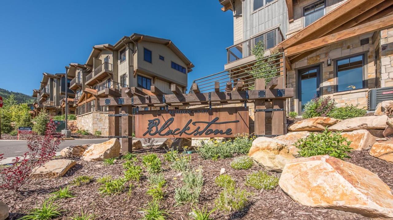 Blackstone Luxury 2br, Walk to Skiing at Cabriolet, Mountain View, Shared Pool and Hot tub, Gym - B&B