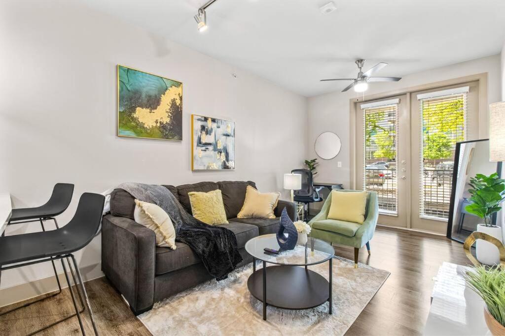 Charming 1BR Oasis KingBed FreeParking Wi-Fi - Bed and Breakfast