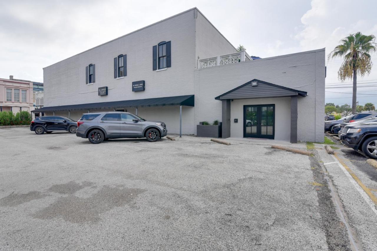 Walk to Strand Historic District Stylish Dtwn Gem - B&B Galveston