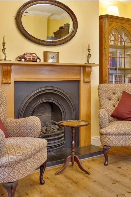 Windsor/Legoland/Ascot charming 3BR home in centre - B&B