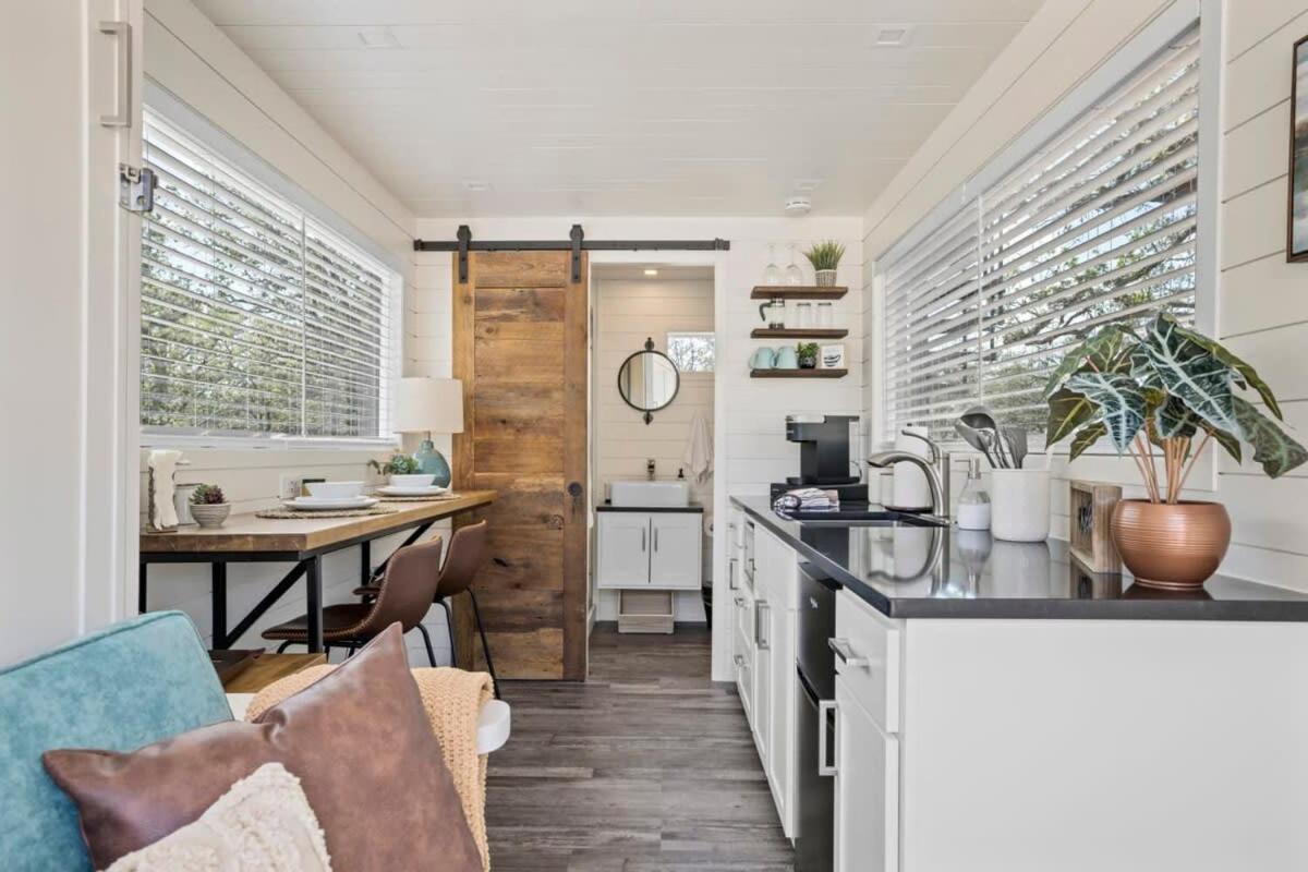 New! Luxury Shipping Container The Desert Escape - B&B Fredericksburg