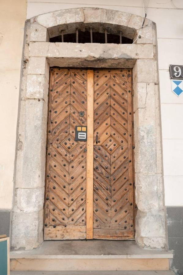 Apart Yaroslava Osmomysla 9 Square - city center - Ferienwohnung Lwiw