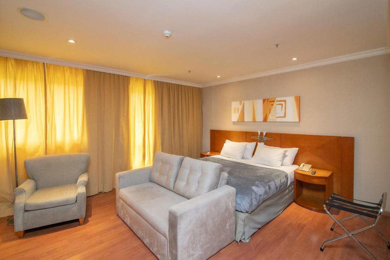 Suite con cama extragrande y vistas a la piscina