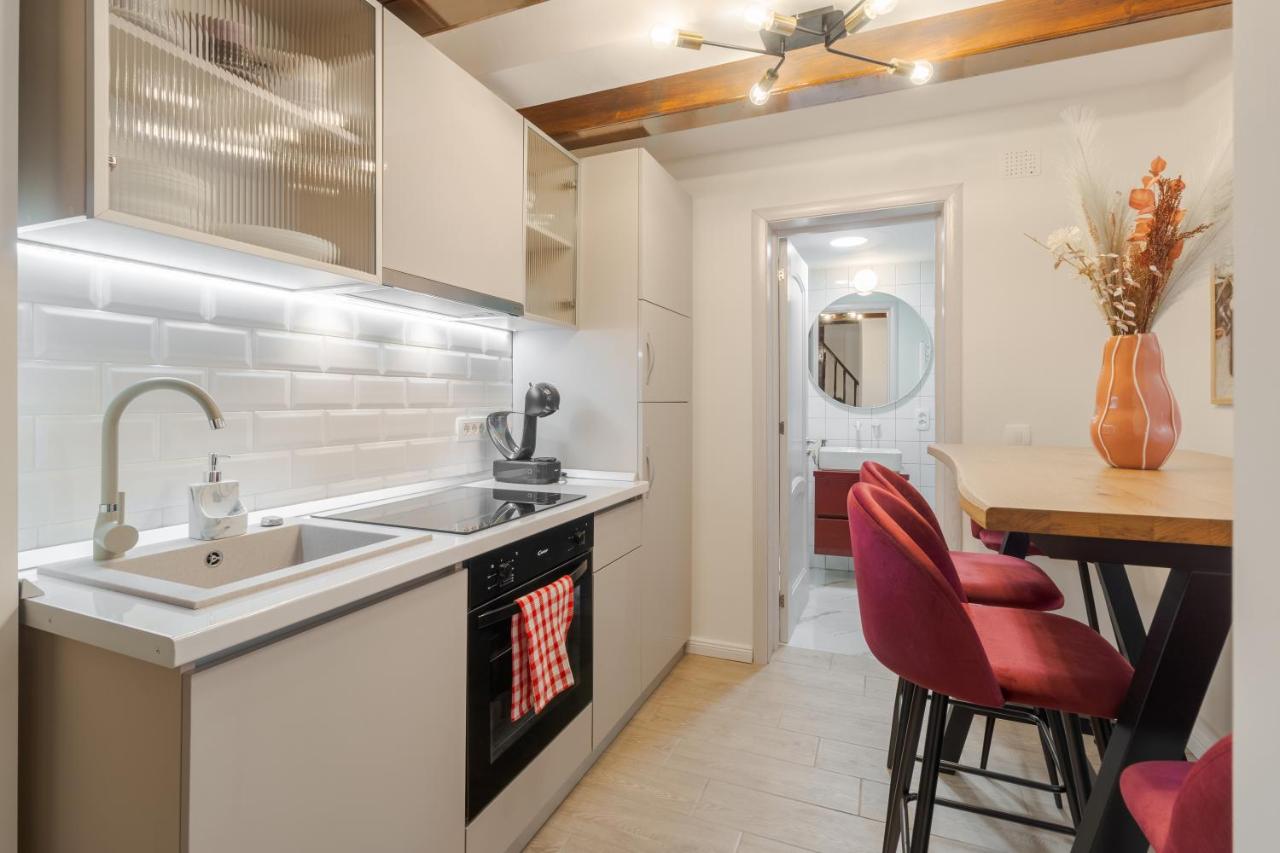 Apartament Ultra-Central Elegant + Free Parking + Self Check-In - Chambres d’hôtes
