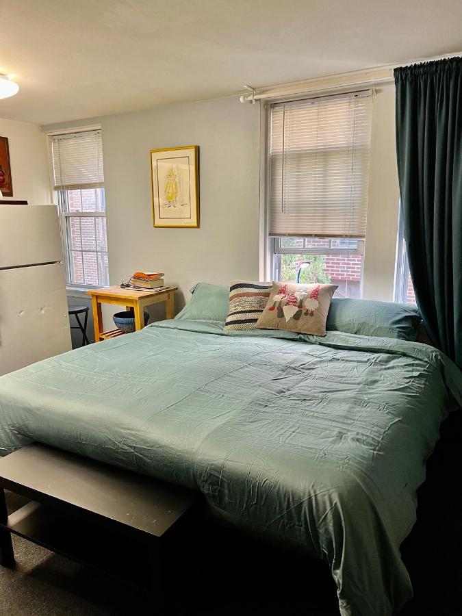 B&B Philadelphia - Cozy Penn King Studio w Kitchen and Free Street Parking! - Bed and Breakfast Philadelphia