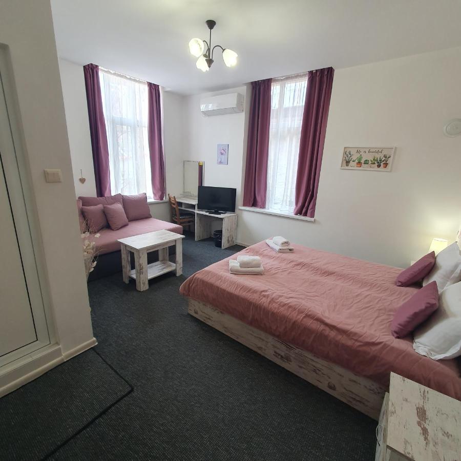 Queen Room with Garden View
