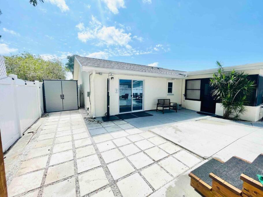 Beach Resort Retreat Accessible Home with Jacuzzi - B&B Largo