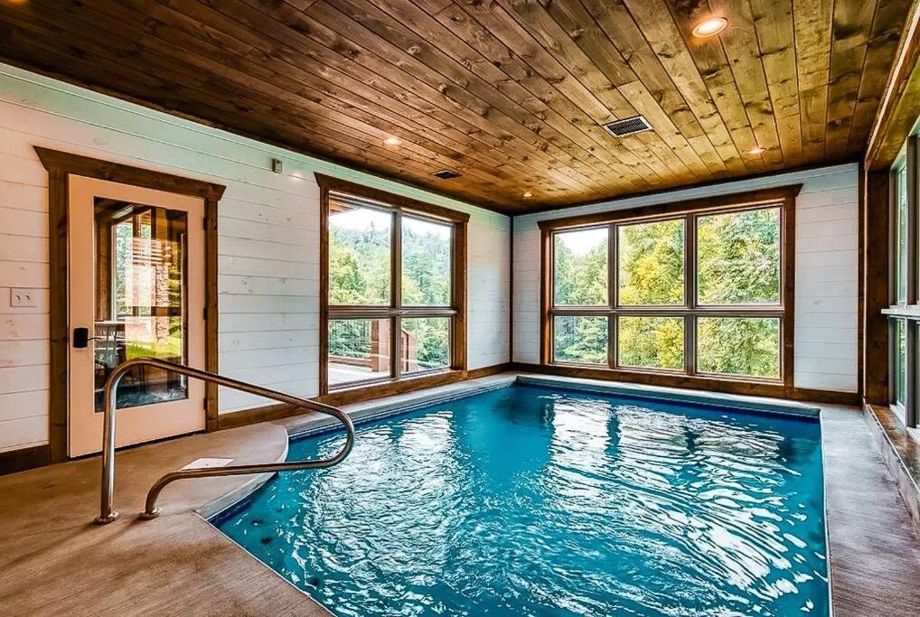 B&B Sevierville - LUX Indoor POOL Cabin GameRoom Theatre & Hot Tub! - Milas Mountain Oasis - Bed and Breakfast Sevierville