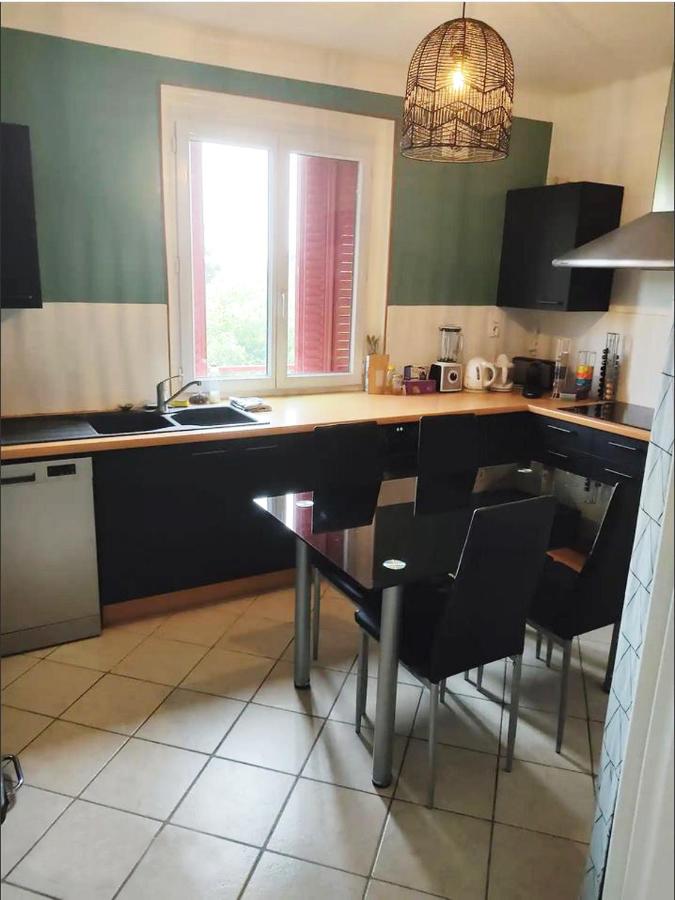 T3 Bron, limite Lyon 3e. Proche périphérique, hôpitaux et transports. - B&B Bron