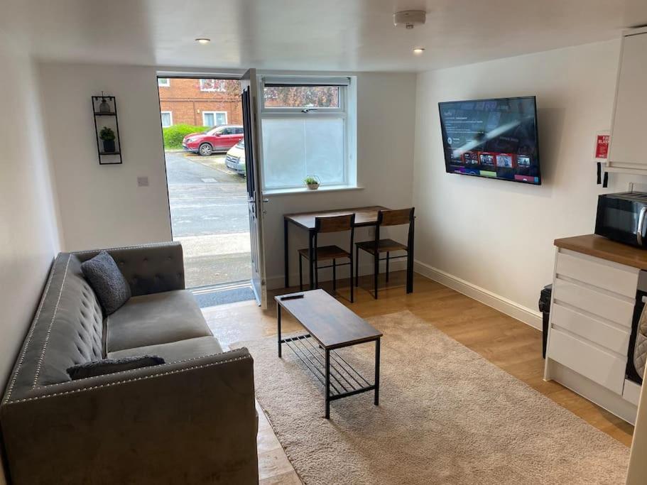 B&B Leicester - LT Apartments 56 - Free St parking - Bed and Breakfast Leicester