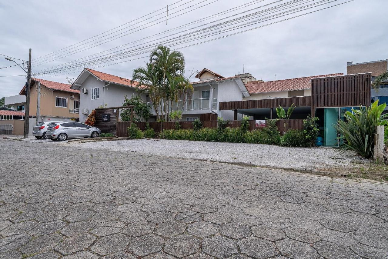 022 - Lindo Residencial com Piscina e Jacuzzi em Bombas - B&B