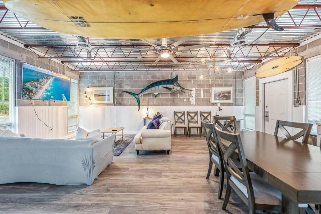 Livin Right Surf Loft: pickleball, basketball, close to the fun - B&B