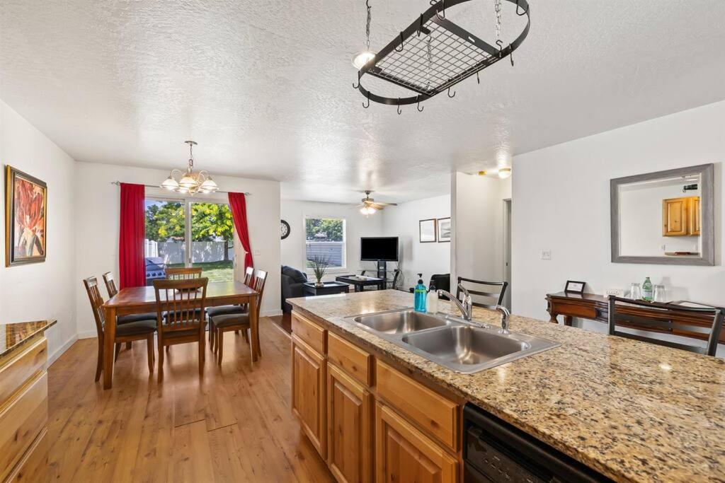 Peaceful & Comfy Single Level Town Home (90) - Chambres d’hôtes
