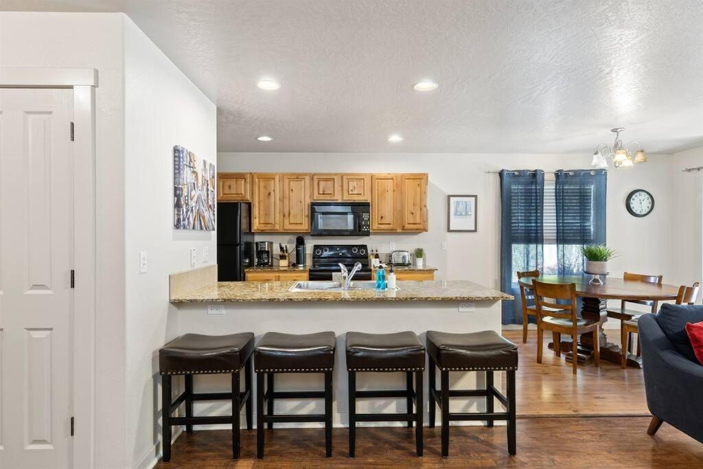 Charming home w/ Fenced Yard On Quiet Street (98) - Chambres d’hôtes