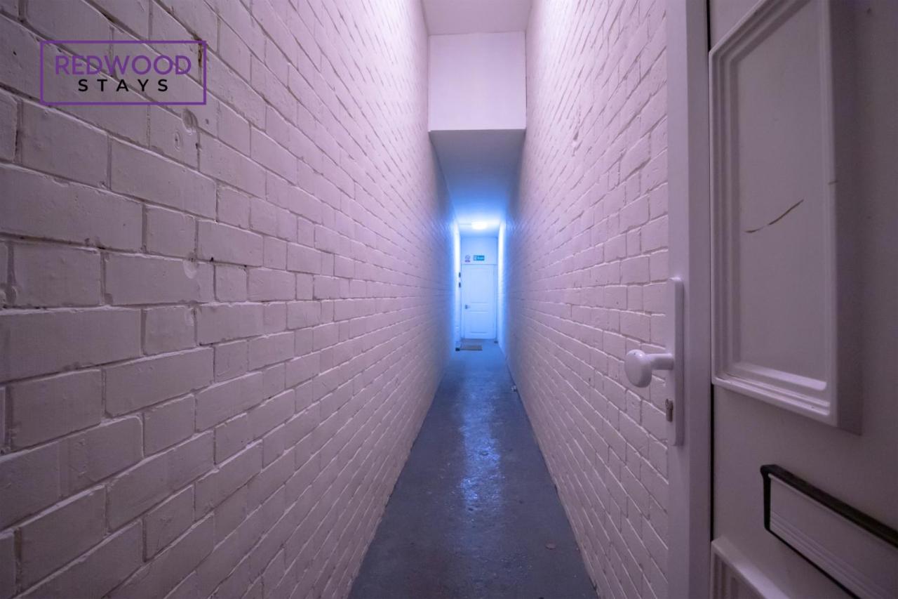 Newly Refurbished Spacious Serviced Apartment for Contractors and Families, FREE WiFi & Netflix by REDWOOD STAYS - B&B